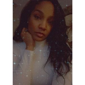 Meet your Posher, Larissa